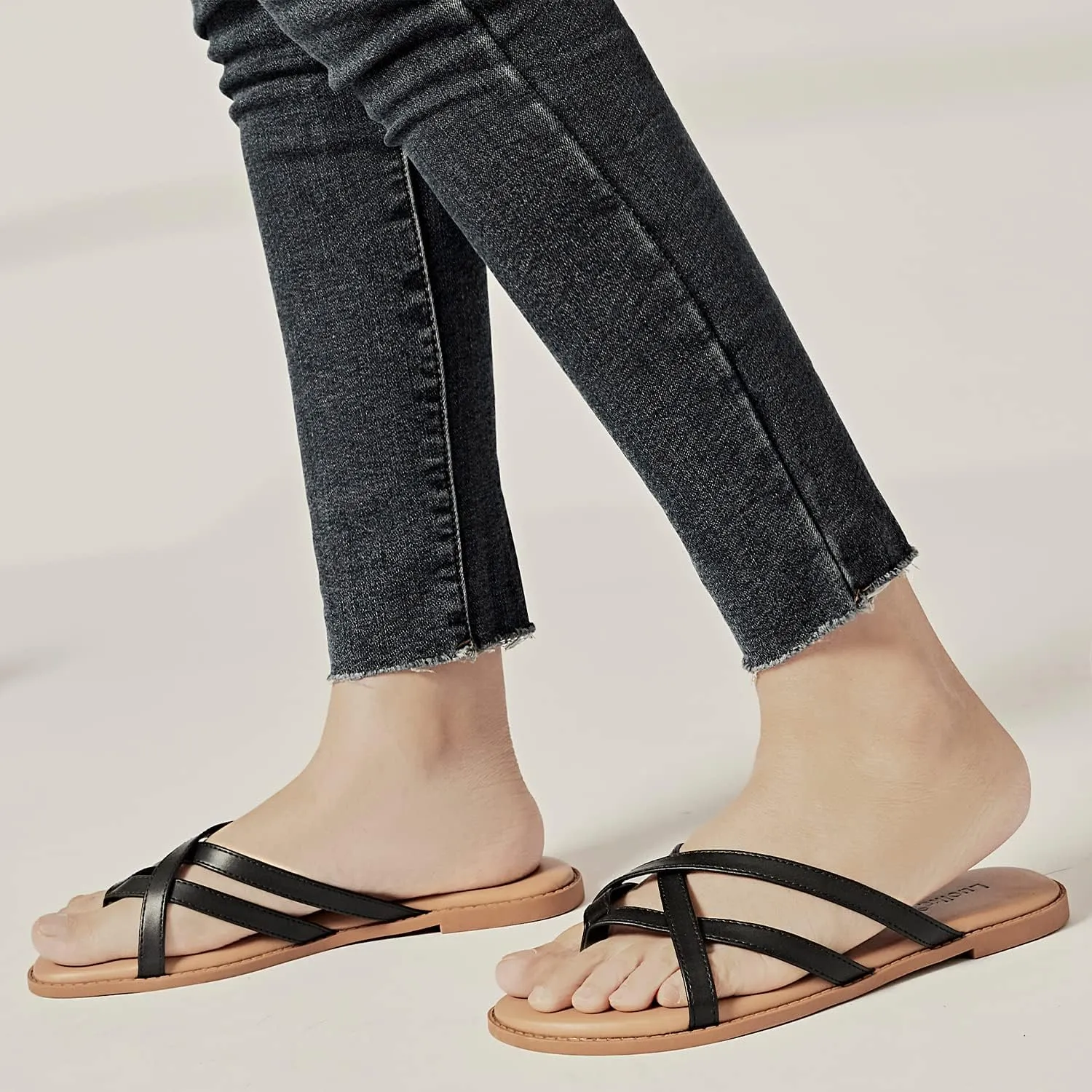 Luoika Women's Wide Width Flat Sandals, Flip Flop Slides Sandal Casual Strapy Sandal Slip on Summer Beach Shoes for Women.