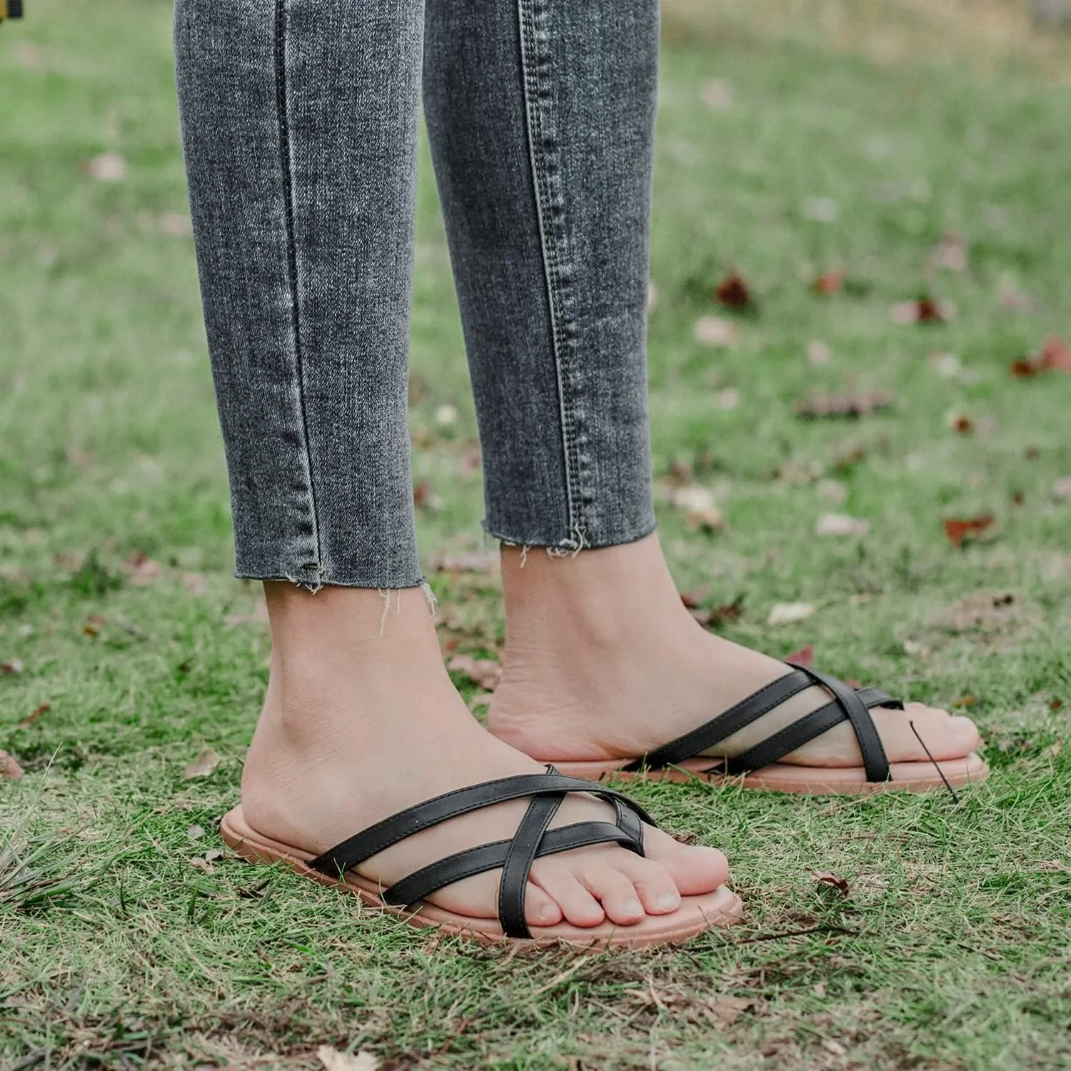 Luoika Women's Wide Width Flat Sandals, Flip Flop Slides Sandal Casual Strapy Sandal Slip on Summer Beach Shoes for Women.