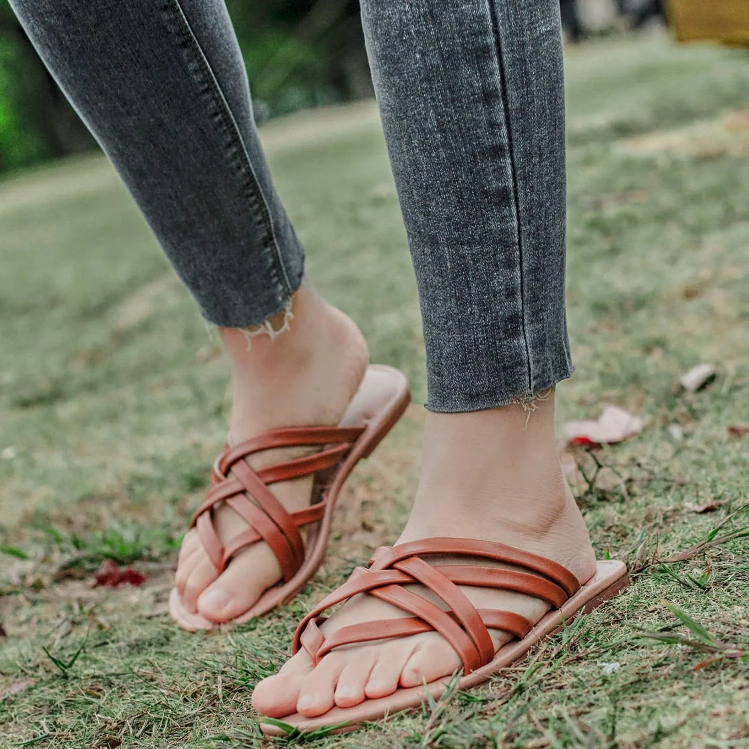 Luoika Women's Wide Width Flat Sandals, Flip Flop Slides Sandal Casual Strapy Sandal Slip on Summer Beach Shoes for Women.