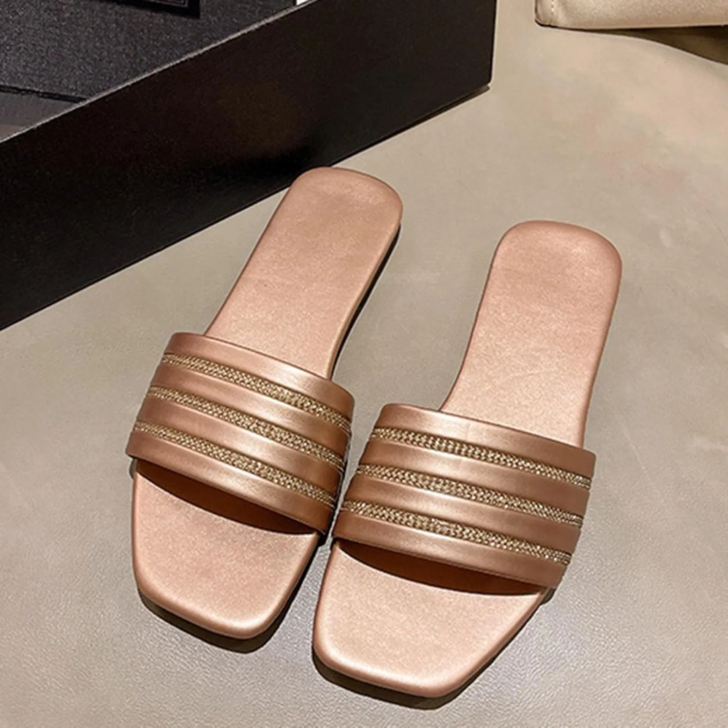 Womens Square Toe Slides Elegant Flat Sandals Comfort Casual Slip on Slippers Summer Vacation Sandal 2025 Trendy